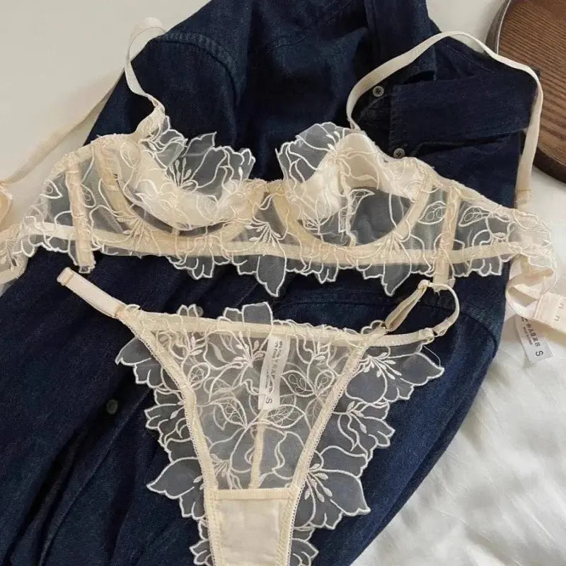 Conjunto de sujetador de encaje triangular de copa fina Sexy de estilo francés, ropa interior bordada roja, ropa cómoda para el hogar sin cable para mujer - SYN PERU