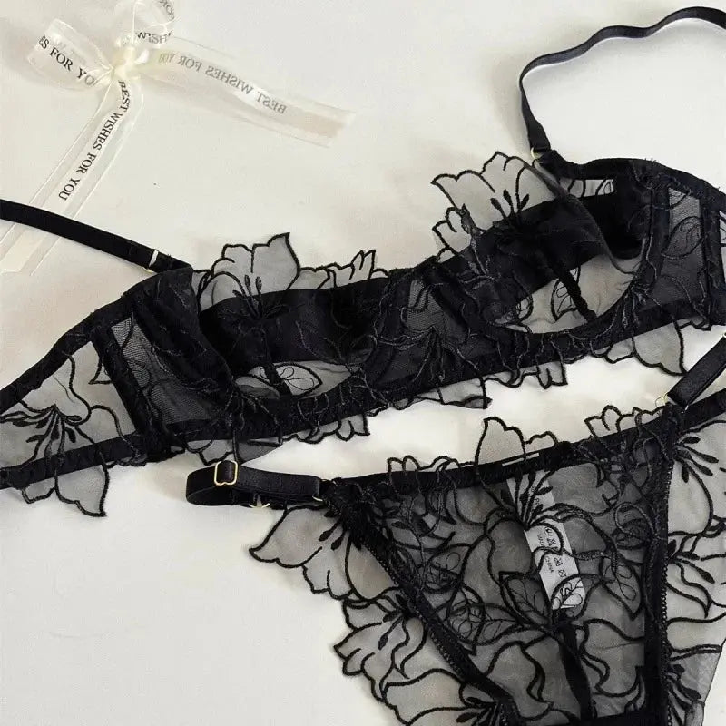 Conjunto de sujetador de encaje triangular de copa fina Sexy de estilo francés, ropa interior bordada roja, ropa cómoda para el hogar sin cable para mujer - SYN PERU