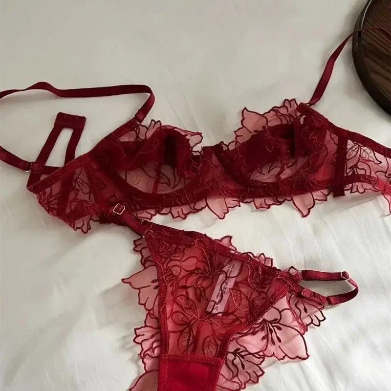 Conjunto de sujetador de encaje triangular de copa fina Sexy de estilo francés, ropa interior bordada roja, ropa cómoda para el hogar sin cable para mujer - SYN PERU