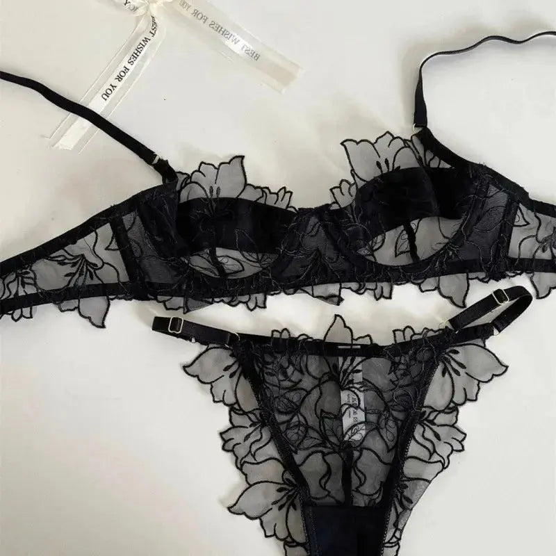 Conjunto de sujetador de encaje triangular de copa fina Sexy de estilo francés, ropa interior bordada roja, ropa cómoda para el hogar sin cable para mujer - SYN PERU