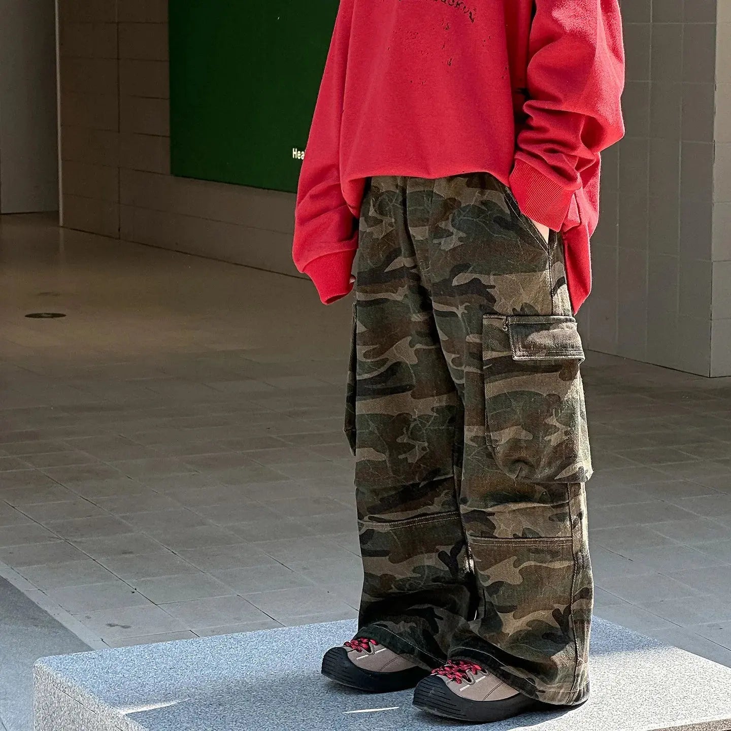 Otoño nuevos niños guapos pantalones casuales de pierna ancha 2025 ropa para niños niños moda todo fósforo pantalones Cargo de camuflaje - SYN PERU