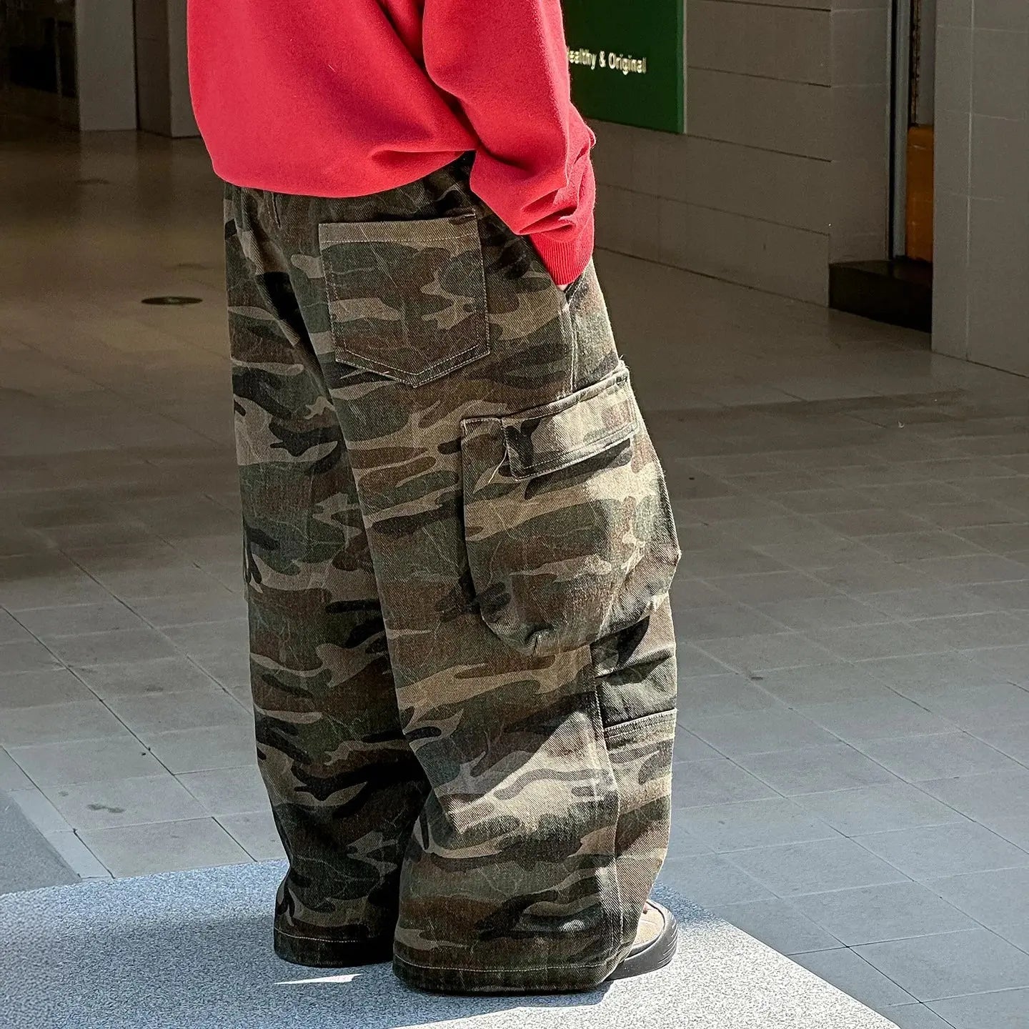 Otoño nuevos niños guapos pantalones casuales de pierna ancha 2025 ropa para niños niños moda todo fósforo pantalones Cargo de camuflaje - SYN PERU