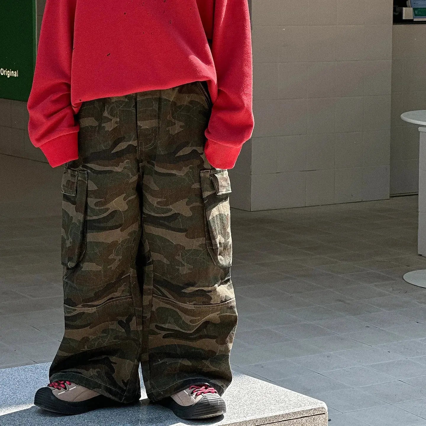 Otoño nuevos niños guapos pantalones casuales de pierna ancha 2025 ropa para niños niños moda todo fósforo pantalones Cargo de camuflaje - SYN PERU