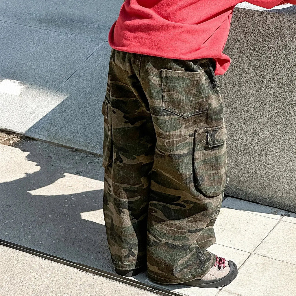 Otoño nuevos niños guapos pantalones casuales de pierna ancha 2025 ropa para niños niños moda todo fósforo pantalones Cargo de camuflaje - SYN PERU