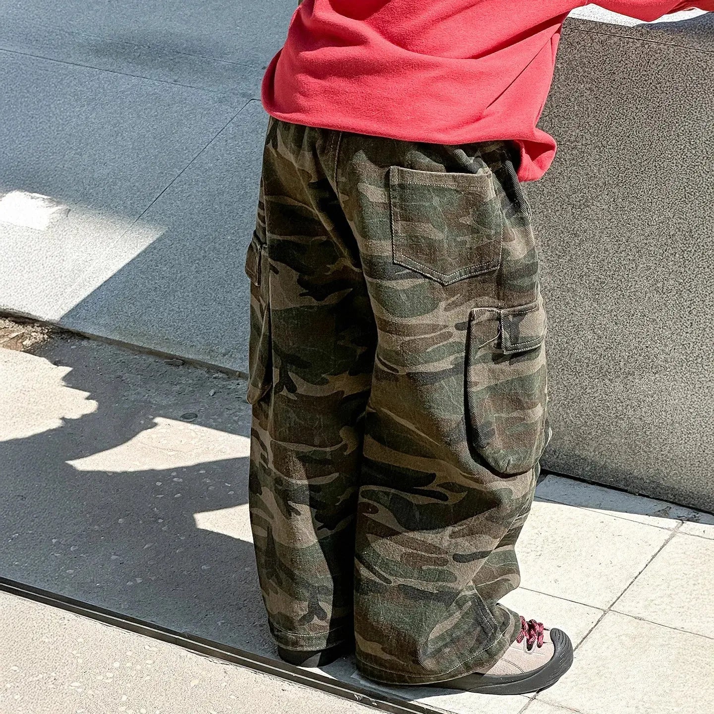 Otoño nuevos niños guapos pantalones casuales de pierna ancha 2025 ropa para niños niños moda todo fósforo pantalones Cargo de camuflaje - SYN PERU
