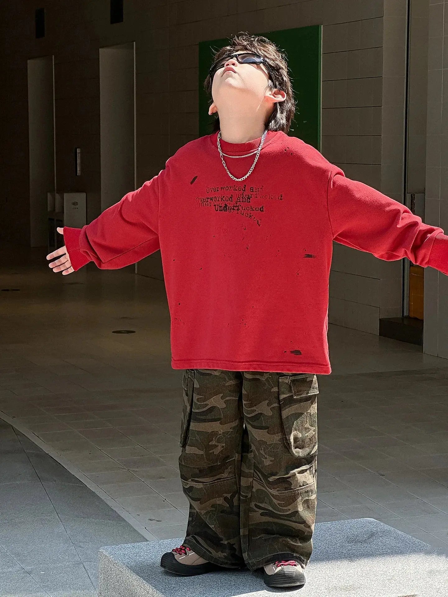 Otoño nuevos niños guapos pantalones casuales de pierna ancha 2025 ropa para niños niños moda todo fósforo pantalones Cargo de camuflaje - SYN PERU
