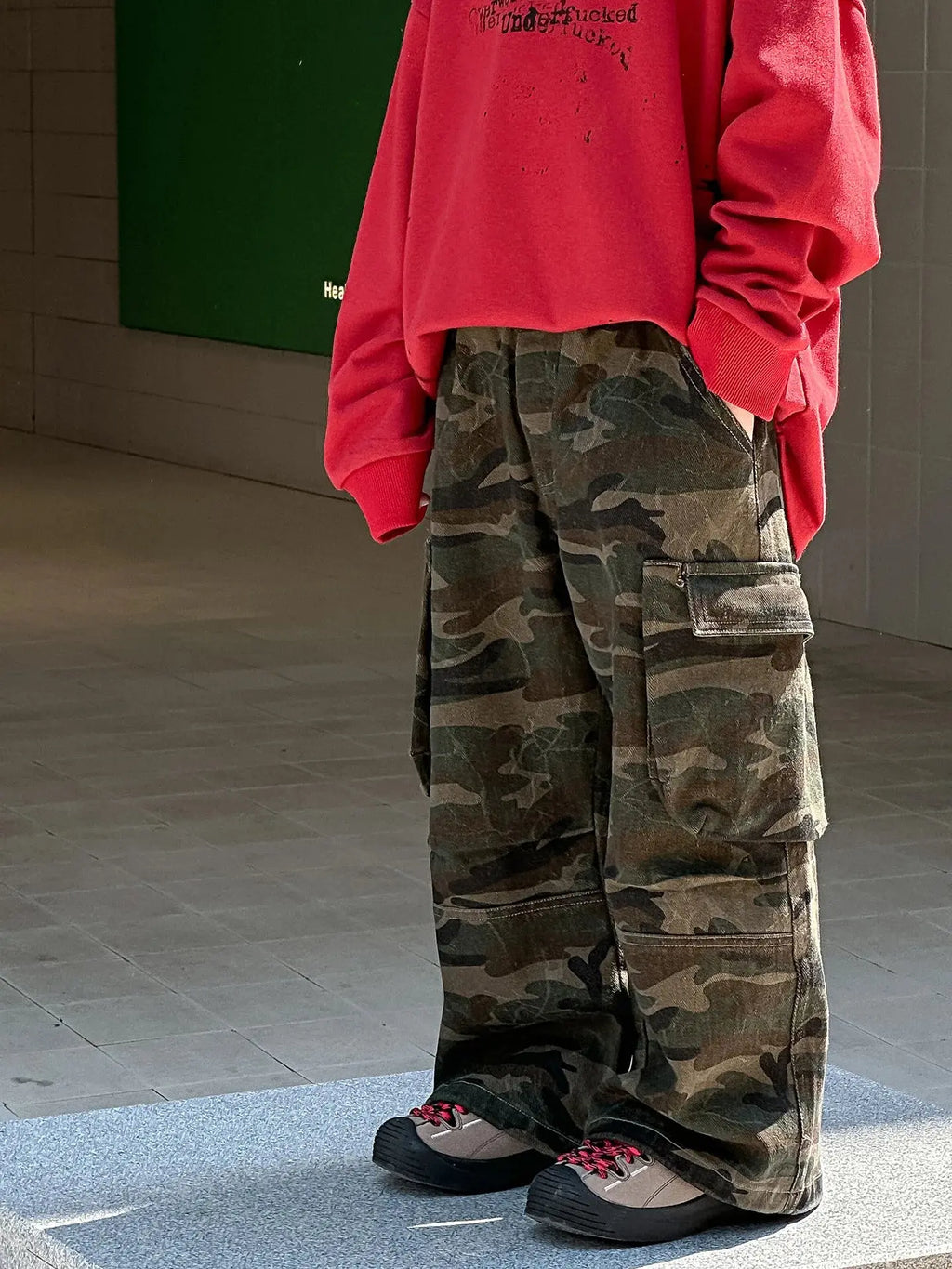 Otoño nuevos niños guapos pantalones casuales de pierna ancha 2025 ropa para niños niños moda todo fósforo pantalones Cargo de camuflaje - SYN PERU