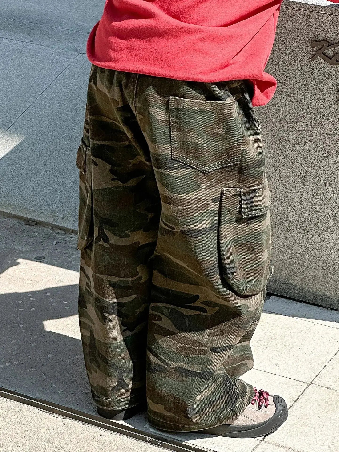 Otoño nuevos niños guapos pantalones casuales de pierna ancha 2025 ropa para niños niños moda todo fósforo pantalones Cargo de camuflaje - SYN PERU
