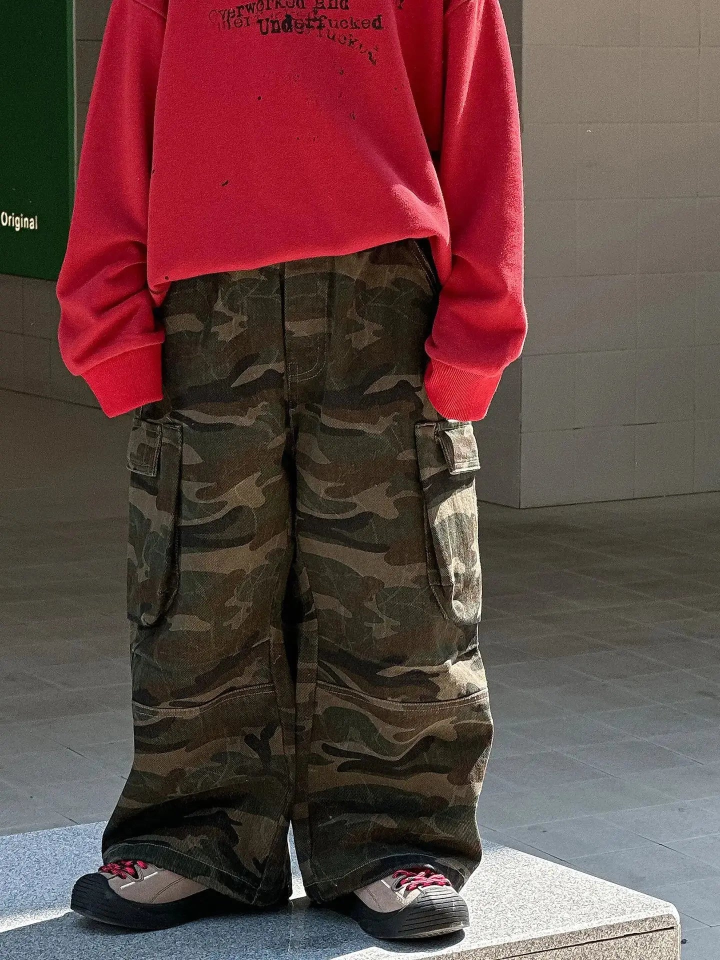 Otoño nuevos niños guapos pantalones casuales de pierna ancha 2025 ropa para niños niños moda todo fósforo pantalones Cargo de camuflaje - SYN PERU